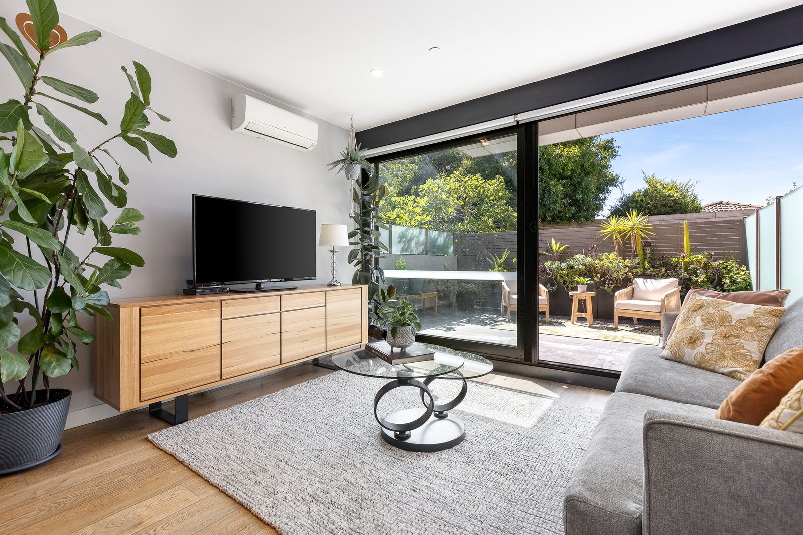 Gallery: G03/132 Balaclava Road