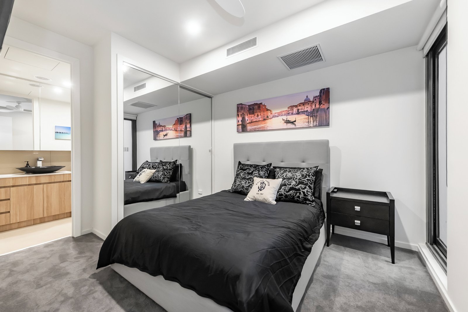 Gallery: G04/15 Small Street