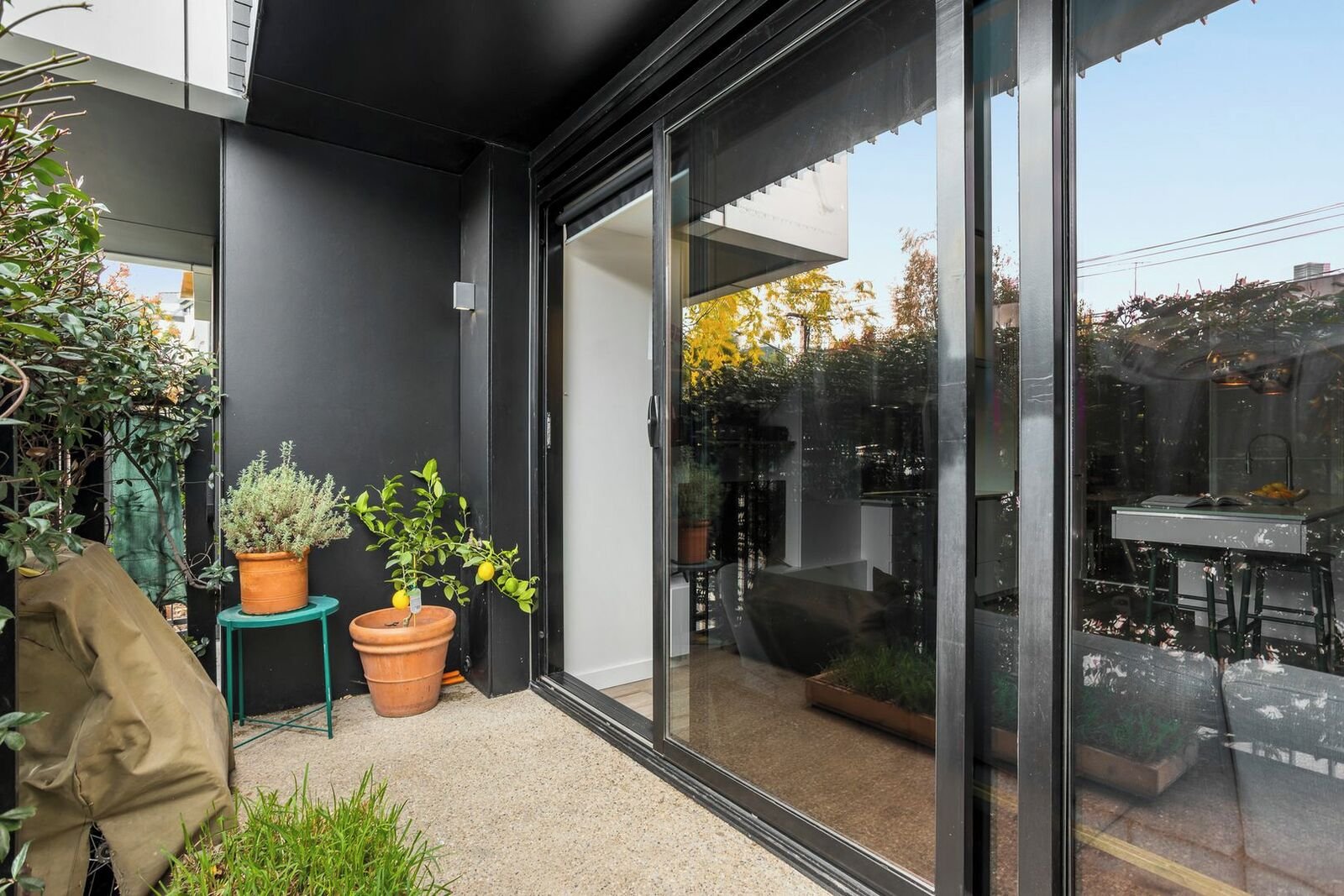 Gallery: g04/99 Palmerston Crescent