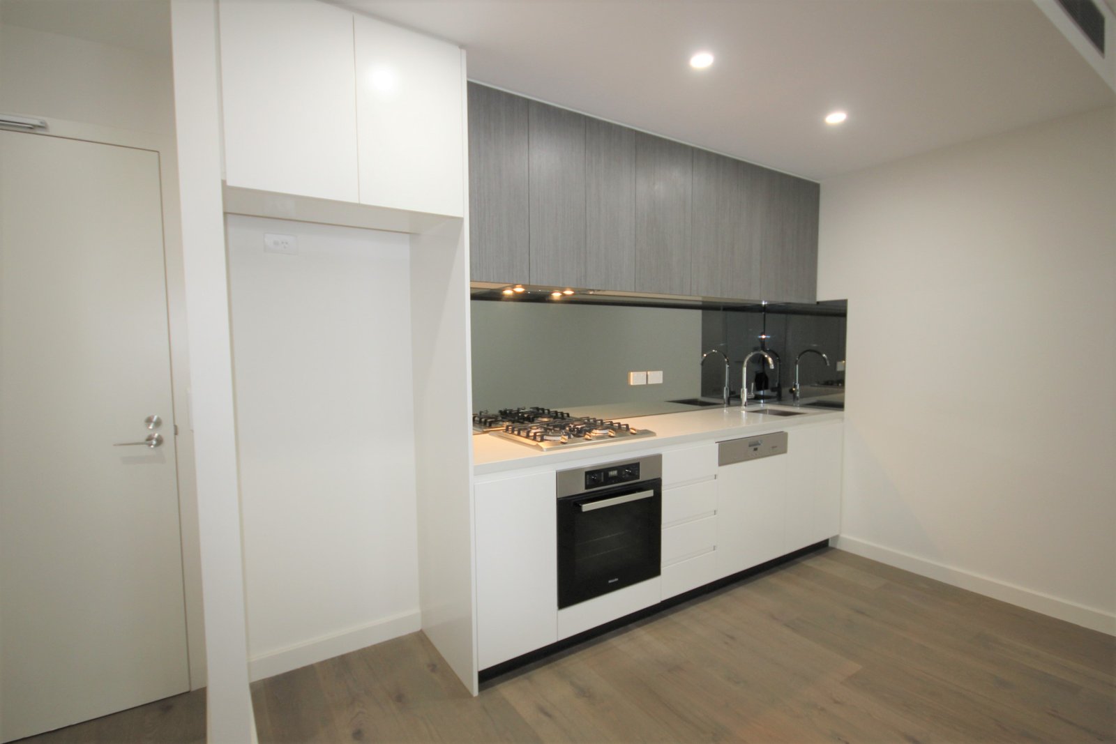 G08/11 Garrigarrang Ave  KOGARAH 2