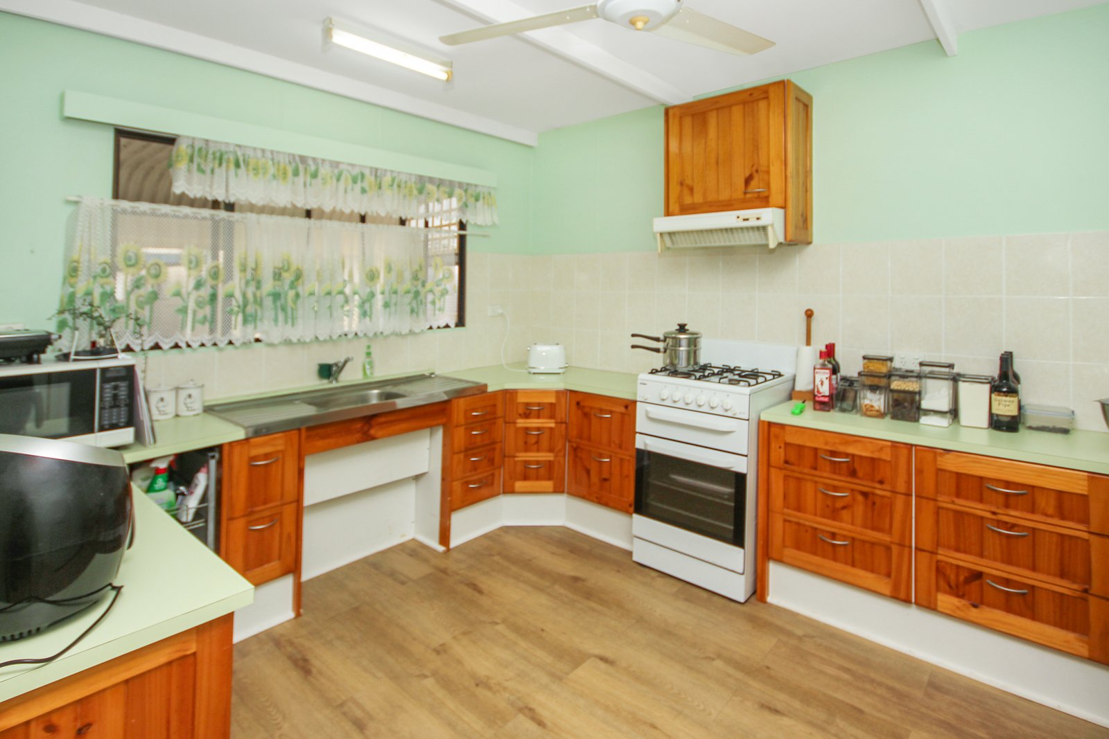  LAURIETON 3