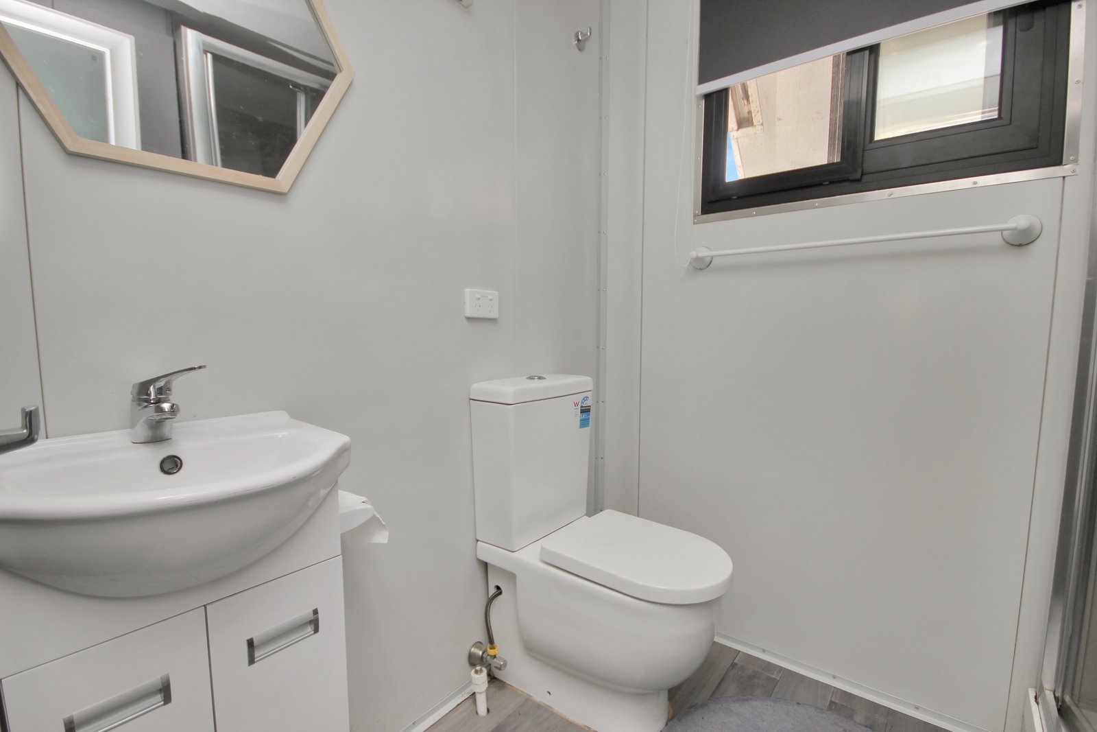  LAURIETON 8