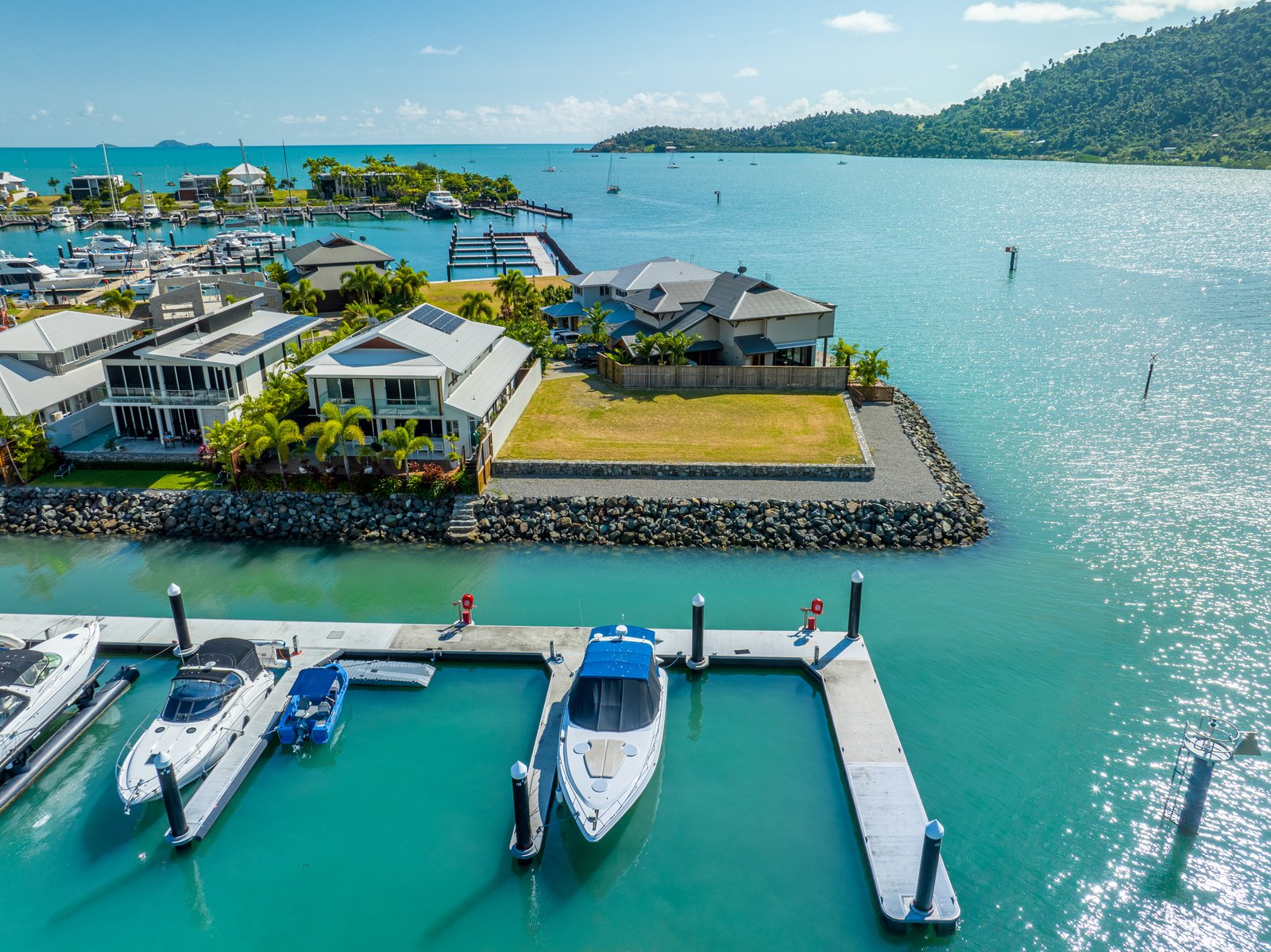 21-23 The Cove AIRLIE BEACH 2