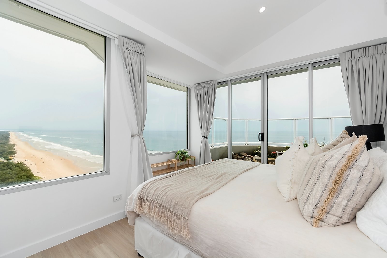 P1-1601/3575-3585 Main Beach Parade MAIN BEACH 8