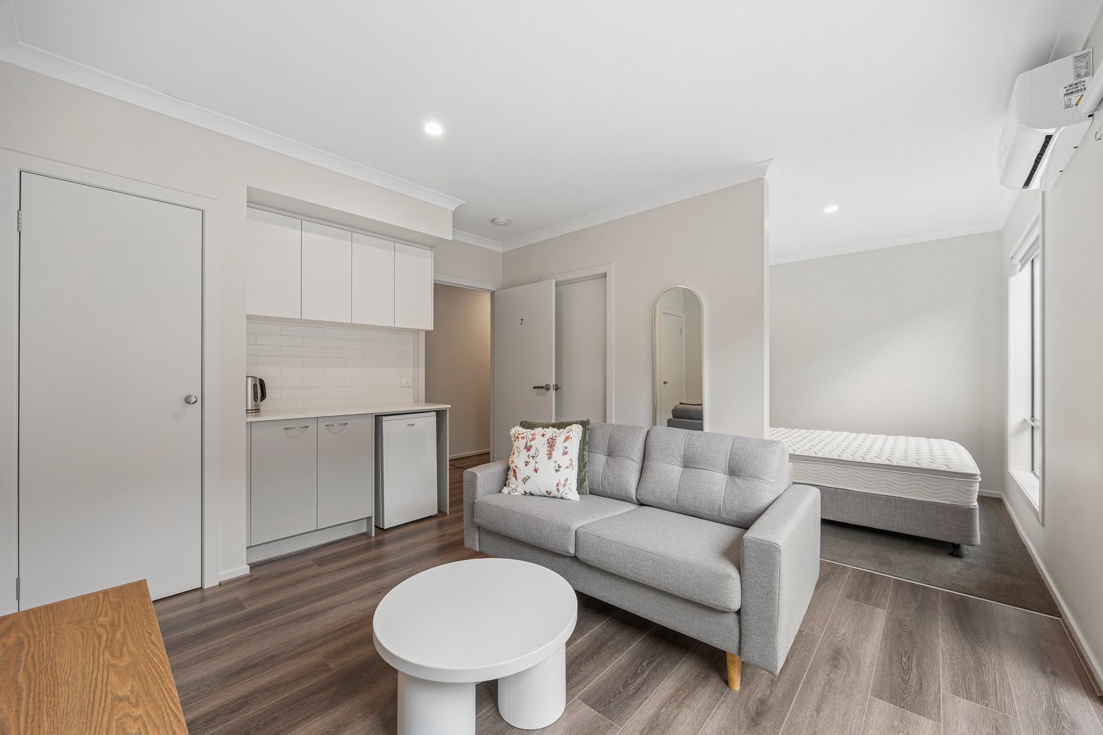 Gallery: room 7/44 Steamboat Avenue