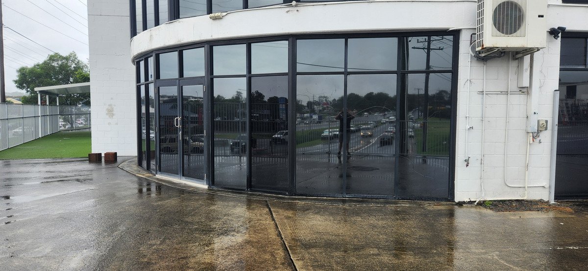 Showroom/2 Newcastle Street Burleigh Heads 4