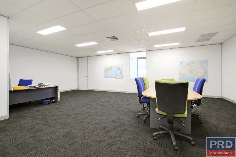 Suite 3, FF 526 Macauley Street ALBURY 4