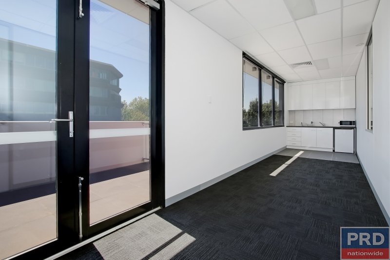 Suite 3, FF 526 Macauley Street ALBURY 8