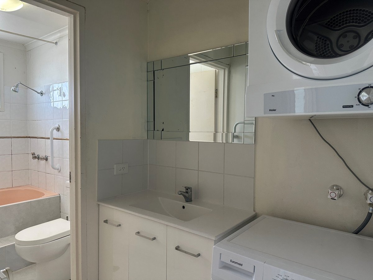 Unit 21 "St Marie" 1899 Gold Coast Highway BURLEIGH HEADS 6