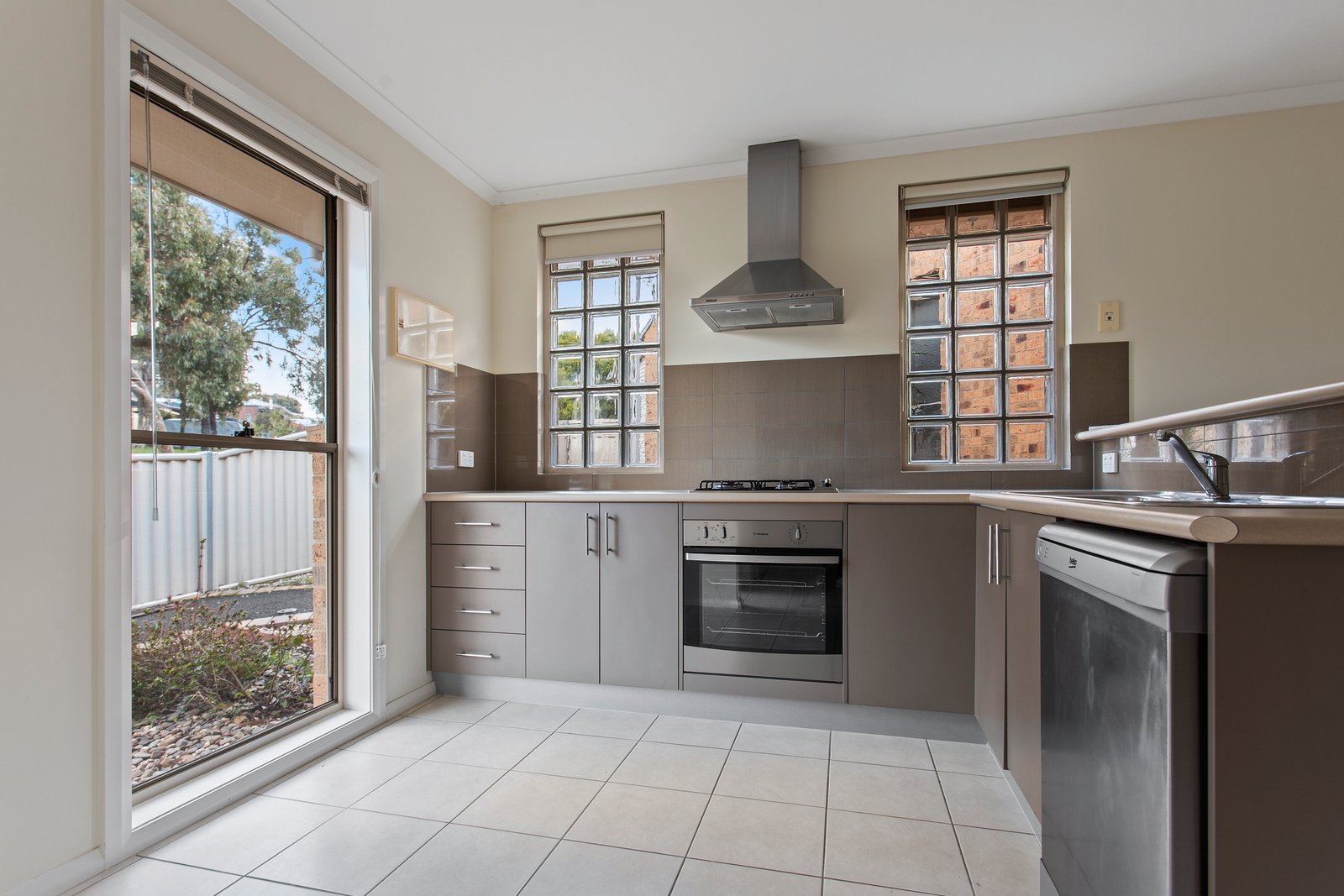 Unit 2/50 Mistletoe Street GOLDEN SQUARE 3