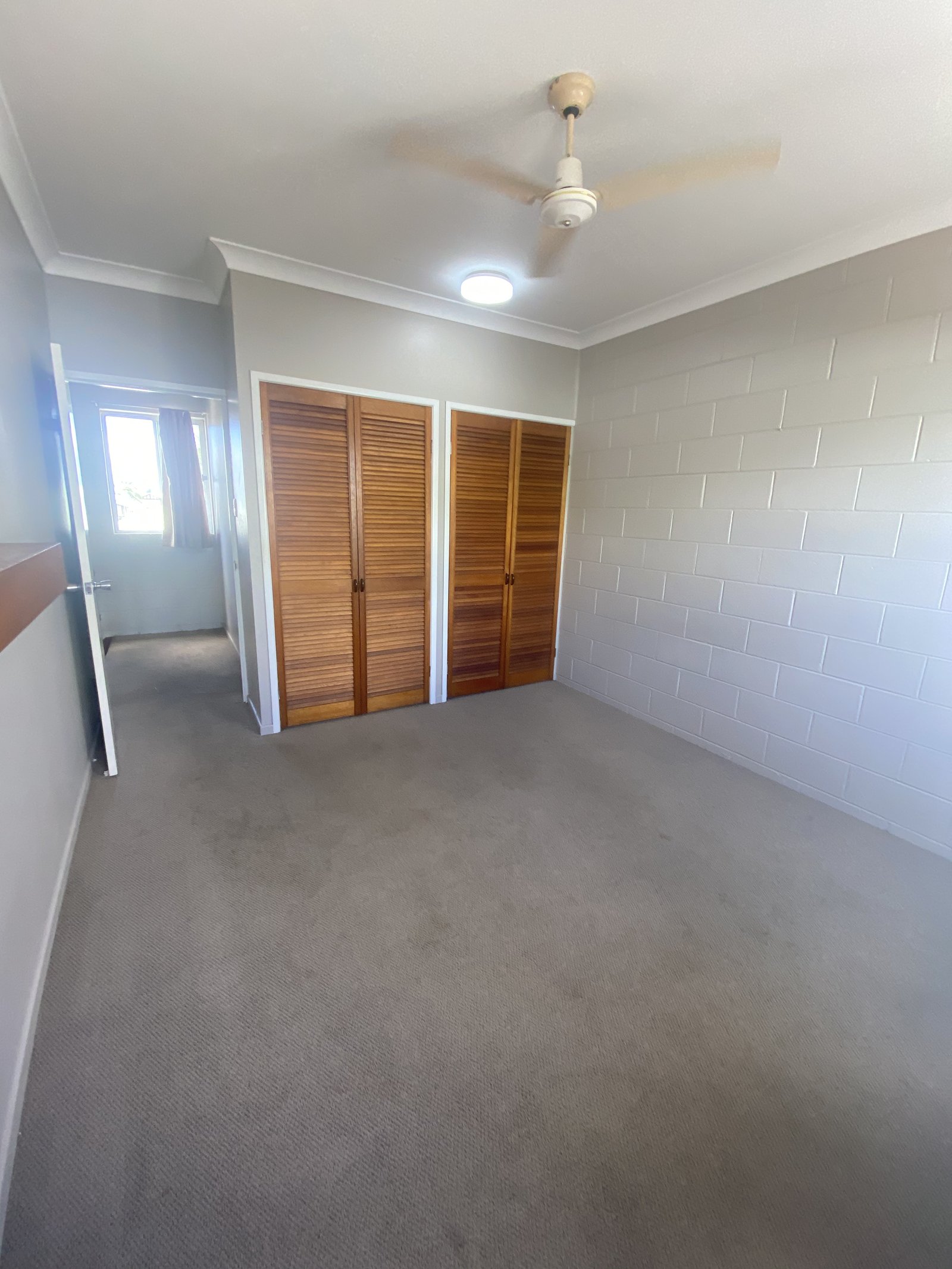 Unit 4/6 Robert Street PROSERPINE 5
