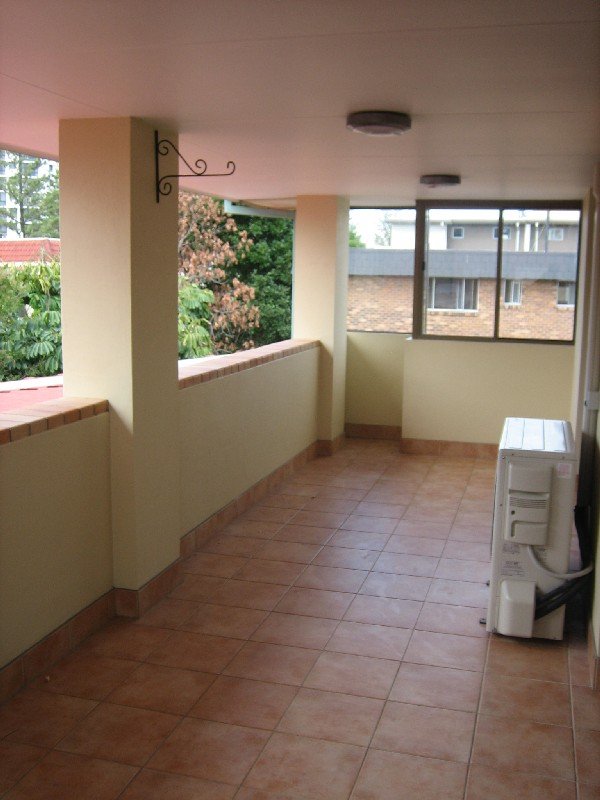 Unit 5/21 Second Avenue BROADBEACH 4