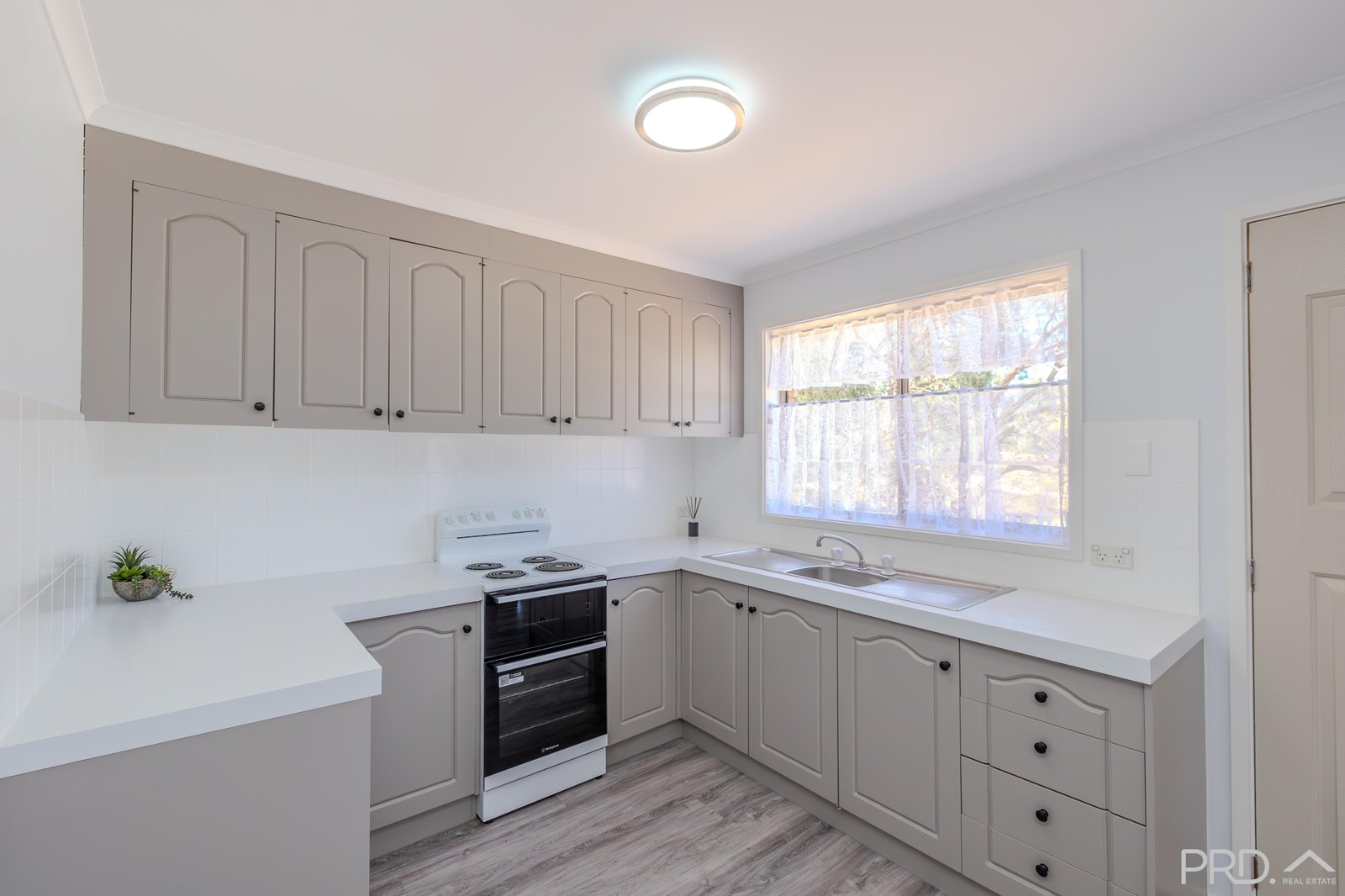 Unit 8, 8 West Road BURONGA 2