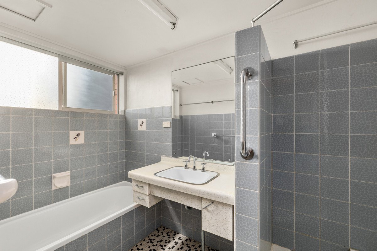 Unit 8 "Pacific Lodge" 68 The Esplanade BURLEIGH HEADS 6