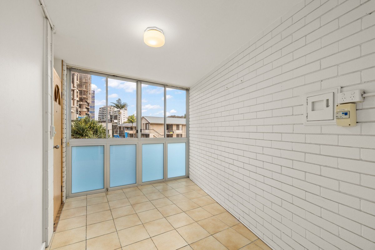 Unit 8 "Pacific Lodge" 68 The Esplanade BURLEIGH HEADS 7