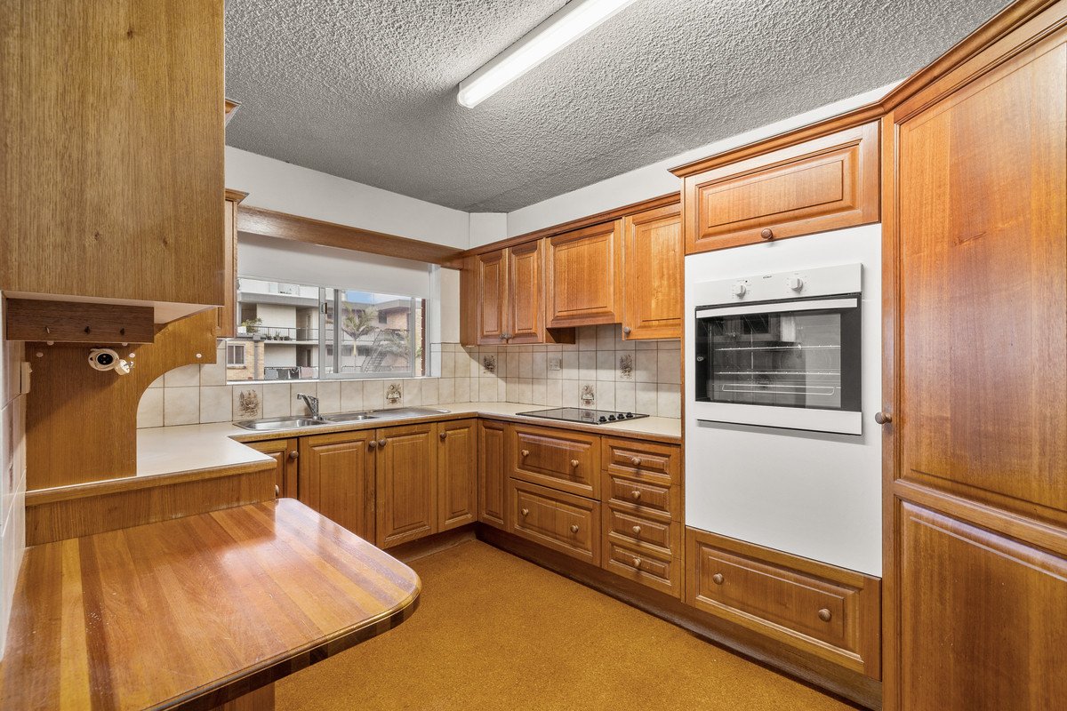 Unit 8 "Pacific Lodge" 68 The Esplanade BURLEIGH HEADS 3