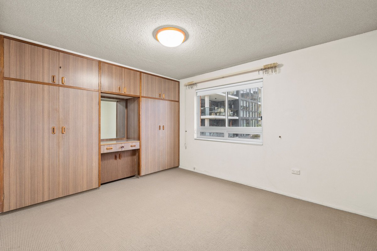 Unit 8 "Pacific Lodge" 68 The Esplanade BURLEIGH HEADS 4