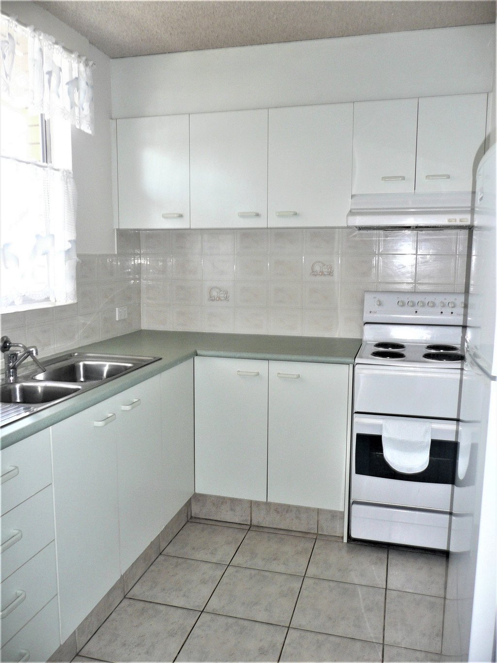 Unit 8 "Wyuna" 82 The Esplanade BURLEIGH HEADS 3