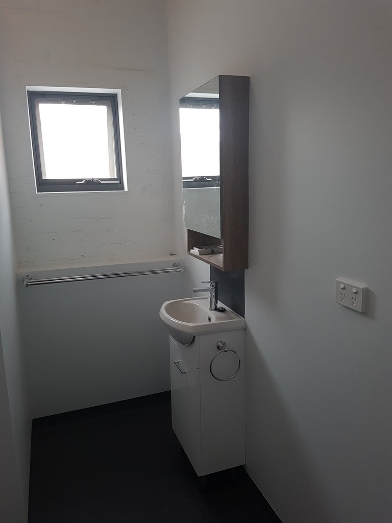 Upstairs 1/312 Peel Street TAMWORTH 9