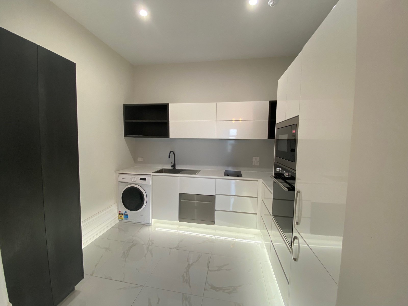 Young Suite/23 Stoke Street NEW TOWN 5