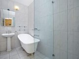 https://images.listonce.com.au/custom/160x/listings/1-everton-grove-surrey-hills-vic-3127/851/01684851_img_07.jpg?T_3U7effXWE