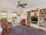 https://images.listonce.com.au/custom/160x/listings/1-helen-close-yarra-glen-vic-3775/424/01526424_img_02.jpg?PN8HCILqaeM