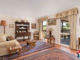 https://images.listonce.com.au/custom/160x/listings/1-helen-close-yarra-glen-vic-3775/424/01526424_img_05.jpg?OYAhOMA24Hg