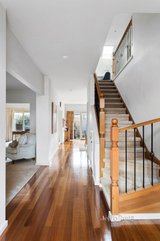 https://images.listonce.com.au/custom/160x/listings/1-meryton-lane-ivanhoe-vic-3079/478/01405478_img_13.jpg?EAV9j-BQKDM