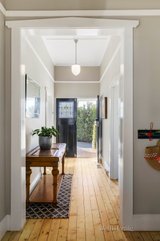 https://images.listonce.com.au/custom/160x/listings/1-mount-view-court-burwood-vic-3125/947/00808947_img_04.jpg?6oHVWy80-gE