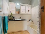 https://images.listonce.com.au/custom/160x/listings/1-pleasant-street-castlemaine-vic-3450/370/00616370_img_10.jpg?3lFB7hnCkqA