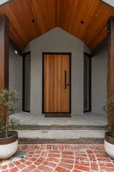 https://images.listonce.com.au/custom/160x/listings/1-sandra-avenue-eltham-vic-3095/111/01973111_img_03.jpg?eYUxkM_z1D4