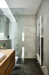 https://images.listonce.com.au/custom/160x/listings/1-tudor-st-richmond-vic-3121/461/01717461_img_17.jpg?imLKNYrzo5s