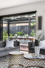 https://images.listonce.com.au/custom/160x/listings/10-selkirk-avenue-mckinnon-vic-3204/326/01990326_img_15.jpg?wBIDokJHzbE