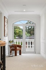 https://images.listonce.com.au/custom/160x/listings/10-wilton-crescent-wheelers-hill-vic-3150/652/01985652_img_25.jpg?uvRweLOq9jA