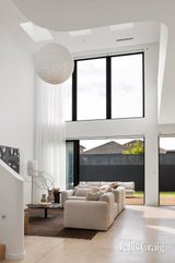 https://images.listonce.com.au/custom/160x/listings/107-clyde-street-thornbury-vic-3071/092/01901092_img_03.jpg?waw384Sifj0