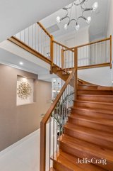 https://images.listonce.com.au/custom/160x/listings/11-aitchison-court-glen-waverley-vic-3150/927/01812927_img_09.jpg?fmQxSc3swBY