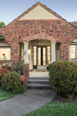 https://images.listonce.com.au/custom/160x/listings/11-charlton-road-eaglemont-vic-3084/350/01531350_img_02.jpg?7kmXBecGGWA