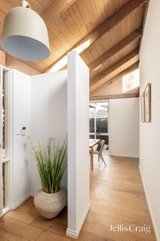 https://images.listonce.com.au/custom/160x/listings/11-clyde-street-glen-iris-vic-3146/593/01747593_img_05.jpg?dwBsb3-OvSg