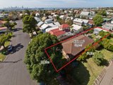 https://images.listonce.com.au/custom/160x/listings/11-douch-street-williamstown-vic-3016/761/01202761_img_01.jpg?AotoOO_CNCY