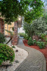 https://images.listonce.com.au/custom/160x/listings/11-rosco-drive-templestowe-vic-3106/548/01589548_img_16.jpg?vMRsf8aLJ_8