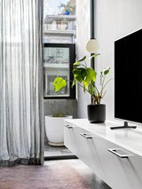 https://images.listonce.com.au/custom/160x/listings/1102-pine-avenue-elwood-vic-3184/204/01811204_img_08.jpg?CNwi-eGf2Zs