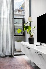 https://images.listonce.com.au/custom/160x/listings/1102-pine-avenue-elwood-vic-3184/578/01809578_img_11.jpg?SoH15QtWNG0