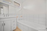 https://images.listonce.com.au/custom/160x/listings/1117-norman-street-wendouree-vic-3355/476/01811476_img_10.jpg?vneUkxbMC-E