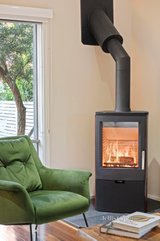 https://images.listonce.com.au/custom/160x/listings/112-beresford-road-lilydale-vic-3140/633/01705633_img_06.jpg?5slVjgsy21w