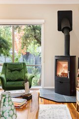 https://images.listonce.com.au/custom/160x/listings/112-beresford-road-lilydale-vic-3140/633/01705633_img_08.jpg?2zF2h26dTcs