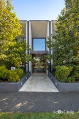 https://images.listonce.com.au/custom/160x/listings/11326-leonard-crescent-ascot-vale-vic-3032/026/01942026_img_11.jpg?bjmlGSCs87E