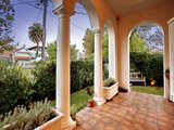 https://images.listonce.com.au/custom/160x/listings/114-beach-avenue-elwood-vic-3184/600/01794600_img_04.jpg?PvXxupqnfXg