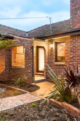 https://images.listonce.com.au/custom/160x/listings/116-rennie-street-thornbury-vic-3071/670/01581670_img_02.jpg?mif77nIzow0