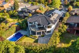 https://images.listonce.com.au/custom/160x/listings/12-caithness-crescent-glen-waverley-vic-3150/652/01952652_img_19.jpg?K-J4vXZFluA