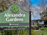 https://images.listonce.com.au/custom/160x/listings/12-derrick-street-kew-vic-3101/545/00971545_img_10.jpg?nSrpoz765Mg